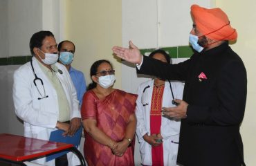 बी.डी.पांडे राजकीय जिला चिकित्सालय में कार्यरत डॉक्टरों से जानकारी प्राप्त करते हुए राज्यपाल लेफ्टिनेंट जनरल गुरमीत सिंह(से नि)।
