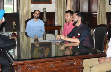 राज्यपाल से गुरूवार को रेडक्रॉस सोसाइटी के पदाधिकारियों ने मुलाकात की।