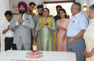 कैंचीधाम पहुंचकर बाबा नीब करौरी महाराज के दर्शन करते हुए राज्यपाल लेफ्टिनेंट जनरल गुरमीत सिंह (से नि)