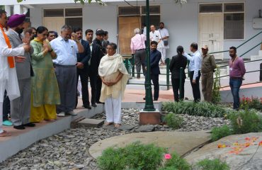 Governor reached Kainchidham on Friday and had darshan of Baba Nib Karauri Maharaj.