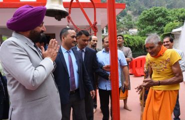 Governor Lt Gen Gurmit Singh (Retd.) having darshan of Baba Nib Karauri Maharaj after reaching Kainchidham.