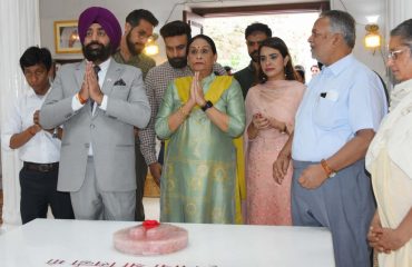 Governor Lt Gen Gurmit Singh (Retd.) having darshan of Baba Nib Karauri Maharaj after reaching Kainchidham.