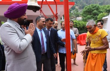 कैंचीधाम पहुंचकर बाबा नीब करौरी महाराज के दर्शन करते हुए राज्यपाल लेफ्टिनेंट जनरल गुरमीत सिंह (से नि)