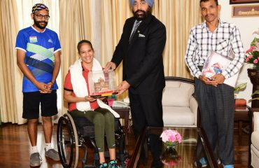 25-06-2022 : Governor presenting a replica of Badrinath Dham to Para Athlete Garima Joshi at Raj Bhawan.