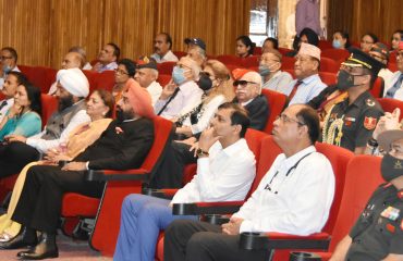 राजभवन में पुस्तक विमोचन कार्यक्रम के अवसर पर राज्यपाल लेफ्टिनेंट जनरल गुरमीत सिंह (से नि)।