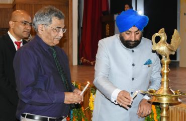 26-06-2022 : राजभवन प्रेक्षागृह में अर्थराइटिस रोग के उपचार एवं बचाव विषय पर आयोजित सेमिनार का दीप प्रज्ज्वलित कर शुभारंभ करते हुए राज्यपाल।