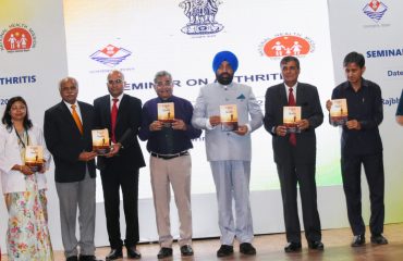 26-06-2022 : राजभवन प्रेक्षागृह में आयोजित सेमिनार के अवसर पर पुस्तक Care Your Health का विमोचन करते हुए राज्यपाल।