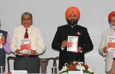 राजभवन में जनरल जे.जे. सिंह द्वारा लिखी गयी पुस्तक The Mc MAHON LINE: A CENTURY OF DISCORD का विमोचन करते हुए राज्यपाल लेफ्टिनेंट जनरल गुरमीत सिंह (से नि)।