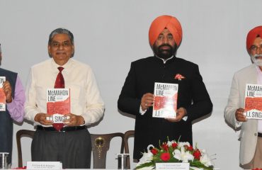 राजभवन में जनरल जे.जे. सिंह द्वारा लिखी गयी पुस्तक The Mc MAHON LINE: A CENTURY OF DISCORD का विमोचन करते हुए राज्यपाल लेफ्टिनेंट जनरल गुरमीत सिंह (से नि)।