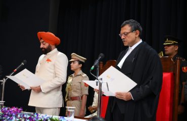28-06-2022 : उत्तराखण्ड के नवनियुक्त मुख्य न्यायाधीश को शपथ दिलाते हुए राज्यपाल।