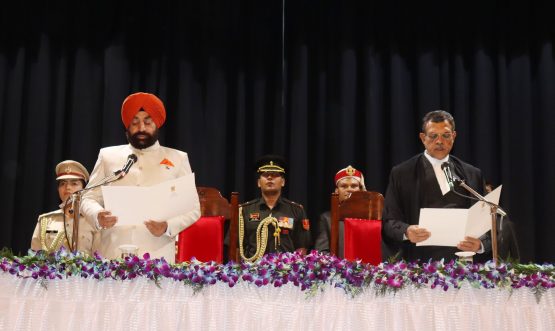 28-06-2022 : उत्तराखण्ड के नवनियुक्त मुख्य न्यायाधीश को शपथ दिलाते हुए राज्यपाल।