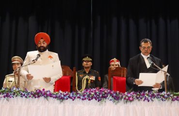 28-06-2022 : उत्तराखण्ड के नवनियुक्त मुख्य न्यायाधीश को शपथ दिलाते हुए राज्यपाल।