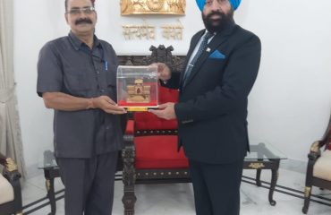 राज्यपाल ने राजभवन में मुख्य आरक्षी चालक श्री जगतराम भट्ट को सेवानिवृत्त होने पर सम्मानित किया।
