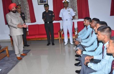 ष्ट्रीय रक्षा अकादमी, खडकवासला में कैडेटों से मुलाकात करते हुए राज्यपाल लेफ्टिनेंट जनरल गुरमीत सिंह (से नि)।