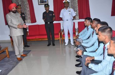 ष्ट्रीय रक्षा अकादमी, खडकवासला में कैडेटों से मुलाकात करते हुए राज्यपाल लेफ्टिनेंट जनरल गुरमीत सिंह (से नि)।