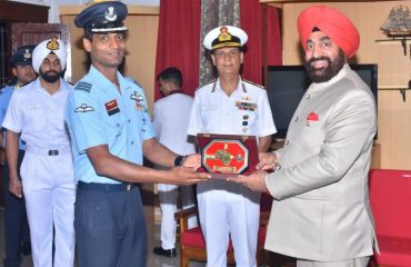 Governor Lt Gen Gurmit Singh (Retd) presenting a memento to the officers at National Defense Academy, Khadakwasla.