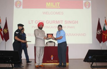 सैन्य प्रौद्योगिकी संस्थान, में आयोजित कार्यक्रम के अवसर पर स्मृति चिन्ह भेंट करते हुए राज्यपाल लेफ्टिनेंट जनरल गुरमीत सिंह (से नि)।