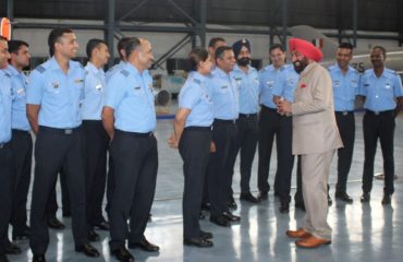 पुणे, महाराष्ट्र में सैन्य प्रौद्योगिकी संस्थान, के छात्रों एवं टीचर्स से वार्ता करते हुए राज्यपाल लेफ्टिनेंट जनरल गुरमीत सिंह (से नि)।
