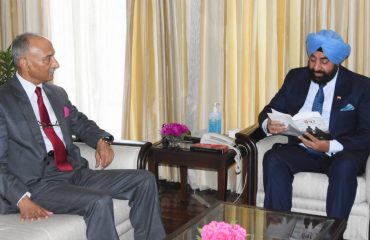 Governor Lt Gen Gurmit Singh (Retd) taking information from former DGP Anil Raturi about his book “Bhanwar: Ek Prem Kahani”