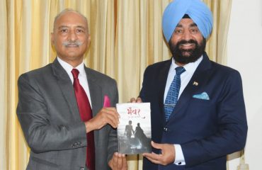 Former DGP Anil Raturi presenting his book “Bhanwar: Ek Prem kahani” to Governor Lt Gen Gurmit Singh (Retd).