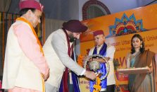 श्री देव सुमन उत्तराखण्ड विश्वविद्यालय के तृतीय दीक्षांत समारोह में दीप प्रज्ज्लित करते हुए राज्यपाल;?>