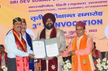 श्री देव सुमन उत्तराखण्ड विश्वविद्यालय के तृतीय दीक्षांत समारोह में छात्र-छात्राओं को उपाधियां प्रदान करते हुए राज्यपाल लेफ्टिनेंट जनरल गुरमीत सिंह (से नि)।;?>