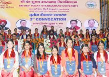 Governor with degree and gold medal holder students at the third convocation ceremony of Shri Dev Suman Uttarakhand University.;?>