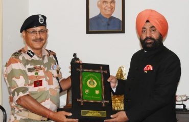 ADG, ITBP Western Command, Manoj Singh Rawat meeting the Governor, Lt Gen Gurmit Singh (Retd).