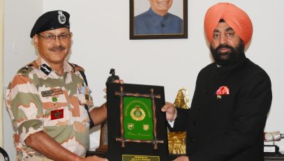 ADG, ITBP Western Command, Manoj Singh Rawat meeting the Governor, Lt Gen Gurmit Singh (Retd).