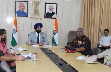 जोनल रिक्रूटिंग ऑफिसर मेजर जनरल एन.एस. राजपुरोहित, राज्यपाल लेफ्टिनेंट जनरल गुरमीत सिंह (से नि) को सेना भर्ती प्रक्रिया की जानकारी देते हुए।