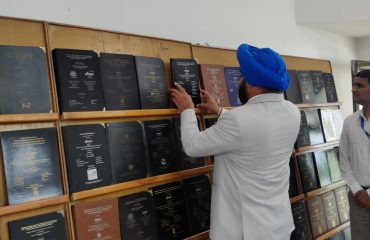 गांधीनगर स्थित भास्कराचार्य राष्ट्रीय अंतरिक्ष अनुप्रयोग और भू-सूचना विज्ञान संस्थान का अवलोकन करते हुए राज्यपाल लेफ्टिनेंट जनरल गुरमीत सिंह (से नि)।