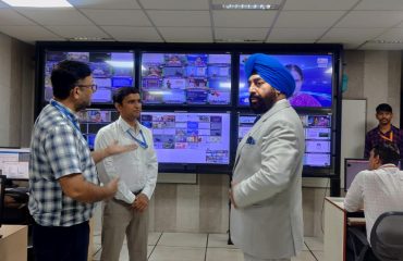 गांधीनगर स्थित भास्कराचार्य राष्ट्रीय अंतरिक्ष अनुप्रयोग और भू-सूचना विज्ञान संस्थान पहुंचकर संस्थान के अधिकारियों से जानकारी प्राप्त करते हुए राज्यपाल लेफ्टिनेंट जनरल गुरमीत सिंह (से नि)।