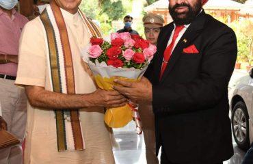 Rel 01गुजरात पहुंचने पर राज्यपाल लेफ्टिनेंट जनरल गुरमीत सिंह (से नि) का स्वागत करते हुए राज्यपाल आचार्य देवव्रत।