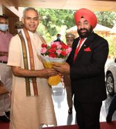 Governor Acharya Devvrat welcoming the Governor on his arrival in Gujarat.