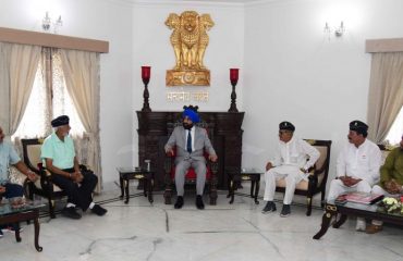 Governor Lt Gen Gurmit Singh (retd) interacting with the delegation of Rashtriya Sainik Sanstha at Raj Bhawan.