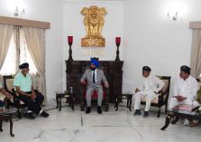 Governor Lt Gen Gurmit Singh (retd) interacting with the delegation of Rashtriya Sainik Sanstha at Raj Bhawan.;?>