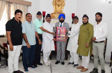 राजभवन में राज्यपाल लेफ्टिनेंट जनरल गुरमीत सिंह (से नि) से मुलाकात करते हुए राष्ट्रीय सैनिक संस्था के प्रतिनिधिमंडल।