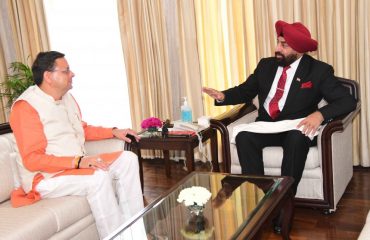 Chief Minister Shri Pushkar Singh Dhami talking to Governor Lt Gen Gurmit Singh (Retd).