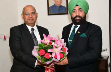 राज्यपाल से मुलाकात करते हुए उत्तराखण्ड तकनीकि विश्वविद्यालय के नवनियुक्त कुलपति डॉ. ओंकार सिंह।