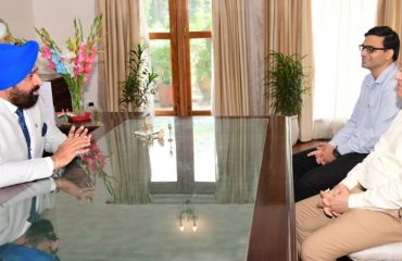 भारत मौसम विज्ञान केन्द्र के निदेशक बिक्रम सिंह व वैज्ञानिक रोहित थपलियाल से वार्ता करते हुए राज्यपाल लेफ्टिनेंट जनरल गुरमीत सिंह (से नि)।