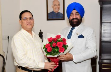 भारत मौसम विज्ञान केन्द्र के निदेशक बिक्रम सिंह राज्यपाल लेफ्टिनेंट जनरल गुरमीत सिंह (से नि) से मुलाकात करते हुए।