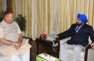 कैबिनेट मंत्री गणेश जोशी राज्यपाल लेफ्टिनेंट जनरल गुरमीत सिंह (से नि) से मुलाकात करते हुए।