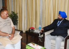कैबिनेट मंत्री गणेश जोशी राज्यपाल लेफ्टिनेंट जनरल गुरमीत सिंह (से नि) से मुलाकात करते हुए।