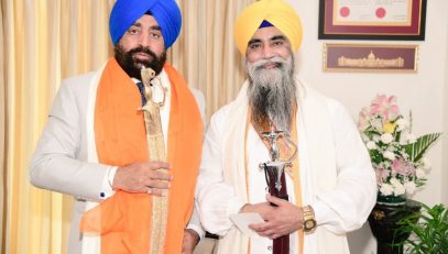 Chief Granthi, Sis Ganj Sahib (Delhi) Giani Harnam Singh met the Governor on the occasion of Prakash Parv of Harkrishna Sahib.