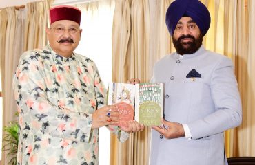 राज्यपाल लेफ्टिनेंट जनरल गुरमीत सिंह (से नि) से मुलाकात करते हुए कैबिनेट मंत्री सतपाल महाराज।