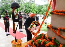 कारगिल विजय दिवस के अवसर पर राज्यपाल ने वीर शहीदों को श्रद्धांजलि अर्पित की।;?>