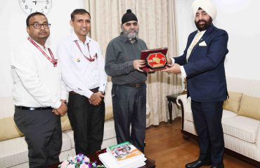 श्री कमलवीर सिंह जग्गी, उप निदेशक, एनआईईपीवीडी ने राज्यपाल से शिष्टाचार भेंट करते हुए