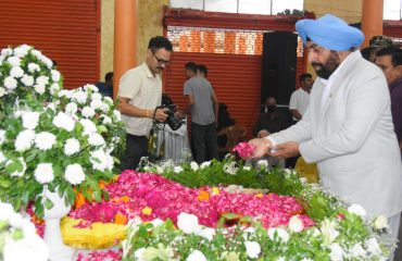राज्यपाल पुलिस महानिदेशक की माताजी के निधन पर शोक सभा में शामिल हुए।