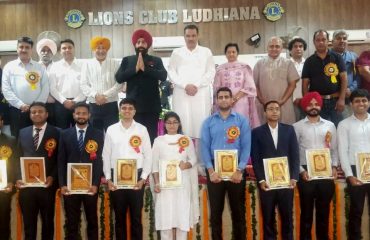 संकल्प कोचिंग संस्थान लुधियाना में आयोजित एक कार्यक्रम में बतौर मुख्य अतिथि प्रतिभाग करते हुए राज्यपाल लेफ्टिनेंट जनरल गुरमीत सिंह (से नि)।