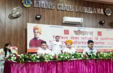 संकल्प कोचिंग संस्थान लुधियाना में आयोजित एक कार्यक्रम में बतौर मुख्य अतिथि प्रतिभाग करते हुए राज्यपाल लेफ्टिनेंट जनरल गुरमीत सिंह (से नि)।